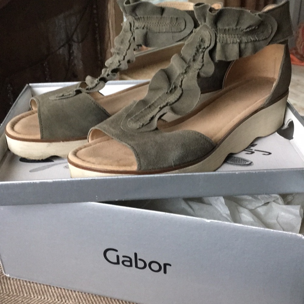 Women’s Gabor Sandals Sage color suede sz 9.5